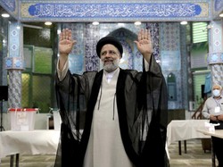 Momen Pemimpin Tertinggi Iran Disuntik Vaksin Buatan Dalam Negeri