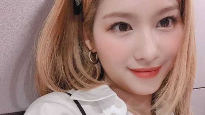 MUA Beberkan Rahasia Transformasi Gaya Make Up Sana TWICE Sejak Debut Hingga Sekarang