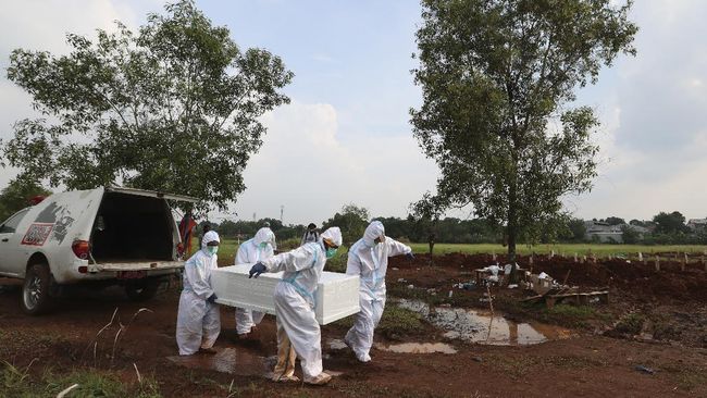 Kemenkes Bantah Indonesia Jadi Episentrum Covid-19 Dunia Kemenkes mengatakan WHO tidak pernah mengkategorikan sebuah negara sebagai episantrum Covid-19, apalagi ditujukan khusus untuk Indonesia.