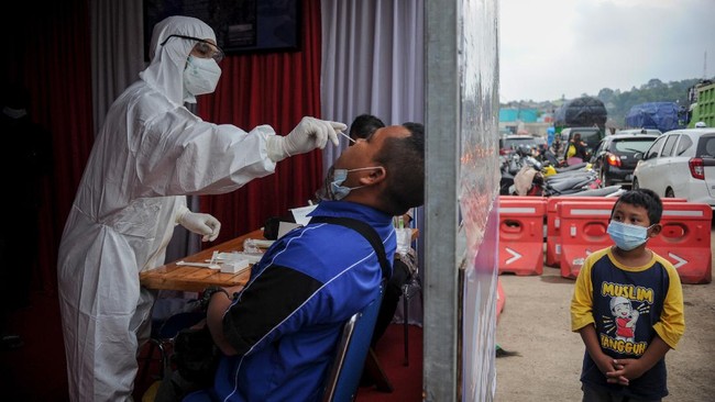 Satgas: Kasus Covid-19 Baru Turun Usai 3 Pekan PPKM Darurat Satgas Covid-19 mengatakan kasus positif virus corona baru akan turun pada pekan ketiga pelaksanaan PPKM Darurat di Jawa-Bali yang berjalan sejak 3 Juli lalu.