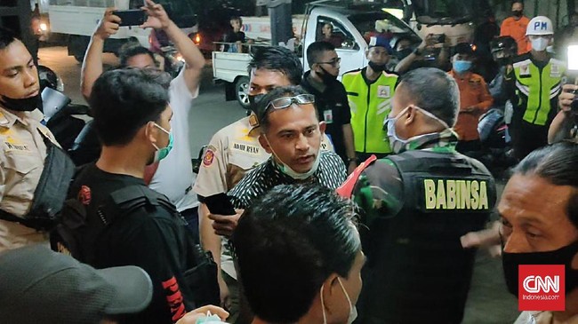 Kuasa hukum menilai polisi salah mengenakan pasal kepada Sekretaris Satpol PP Gowa yang melakukan penganiayaan saat razia PPKM darurat beberapa waktu lalu.