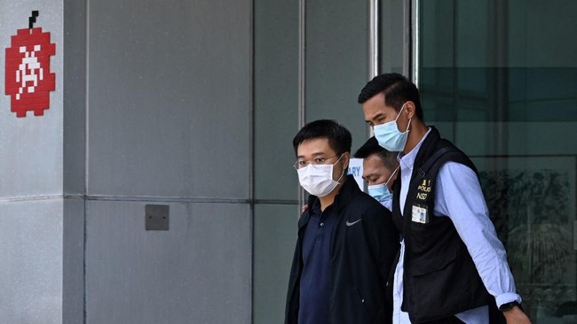 Pengadilan Hong Kong mendakwa Ryan Law, pemimpin redaksi media pro-demokrasi, Apple Daily, dengan tuduhan mengancam keamanan nasional, Sabtu (19/6).