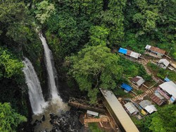 Keindahan Air Terjun Sollokan di Hutan Mamasa