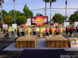 Ratusan Paket Sembako Dibagikan ke Nakes di Bojonegoro