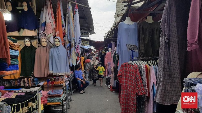 Para penjaja jasa keamanan di Jakarta menolak disebut preman meski pungutan yang mereka tarik dari warga bukan pungutan resmi.