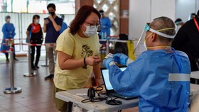 Singapura Sebut Masker Kunci Utama Saat Hidup Bersama Covid