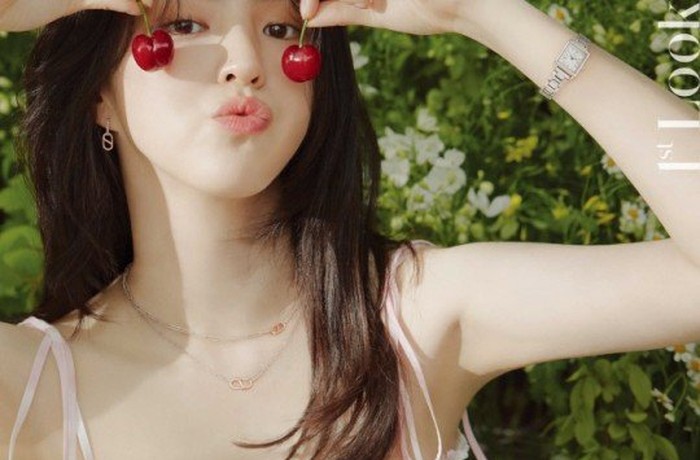 Sesuai dengan musim yang sedang berlangsung di Korea saat ini, Han So Hee tampil segar selayaknya menikmati liburan musim panas. Sangking cantiknya, netizen ingin makan buah ceri begitu melihat foto-foto Han So Hee / foto: instagram.com/1stlookofficial