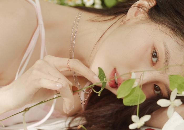 Tanggal 17 Juni 2021 lalu, 1st Look Korea mengunggah foto Han So Hee di akun instagram resmi mereka. Kali ini, Han So Hee berkolaborasi dengan brand perhiasan Stonehenge / foto: instagram.com/1stlookofficial