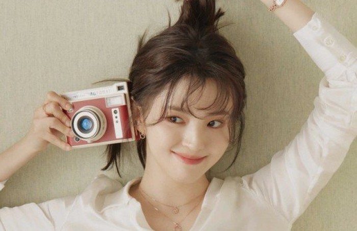Tanpa canggung, Han So Hee membuktikan kalau dirinya memang seorang mantan model berbakat. Ia dengan lihai memainkan ekspresi dan pose-pose yang menonjolkan jiwa muda anak kuliahan. Pantas saja netizen jatuh hati / foto: instagram.com/1lookofficial