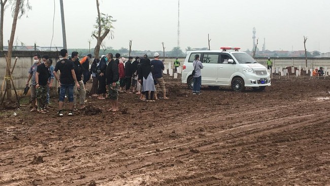 FOTO: Sibuk TPU Rorotan Kuburkan Jenazah Pasien Covid-19