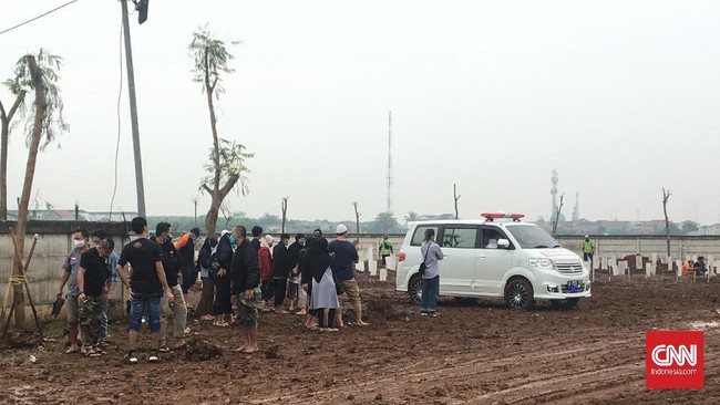 Pemakaman jenazah dengan protokol Covid-19 di TPU Rorotan, Jakarta, meningkat tiga kali lipat dalam sepekan terakhir, seiring dengan lonjakan kasus di ibu kota.