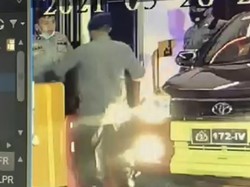 Sempoyongan Petugas Jaga Polda Riau Gegara Dipukul Perwira
