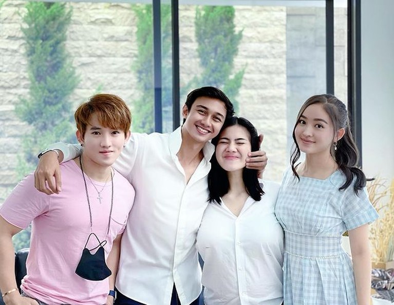 Acara Gender Reveal Calon Anak Felicya Angelista dan Hito Pasangan Felicya Angelista dan Hito Caesar baru saja menggelar acara gender reveal calon bayinya. Yuk kita intip keseruannya!