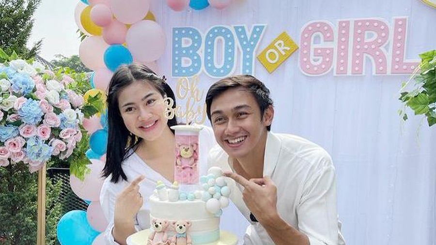 Pasangan Felicya Angelista dan Hito Caesar baru saja menggelar acara gender reveal calon bayinya. Yuk kita intip keseruannya!