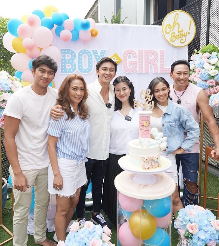 Acara Gender Reveal Calon Anak Felicya Angelista dan Hito Pasangan Felicya Angelista dan Hito Caesar baru saja menggelar acara gender reveal calon bayinya. Yuk kita intip keseruannya!