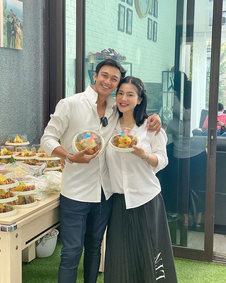 Acara Gender Reveal Calon Anak Felicya Angelista dan Hito Pasangan Felicya Angelista dan Hito Caesar baru saja menggelar acara gender reveal calon bayinya. Yuk kita intip keseruannya!