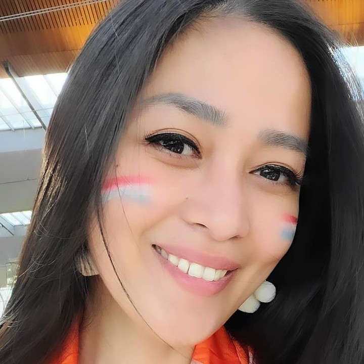 <p>Mengenakan atribut dan jersey Belanda, Gracia Indri terlihat cantik ya, Bunda? (Foto: Instagram @graciaz14</p>