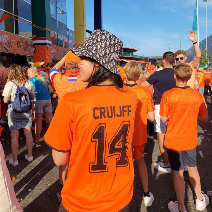 <p>Wanita 31 tahun ini juga tetap aktif bekerja lho. Belum lama ini, Gracia menjadi reporter Indonesia untuk Piala Euro yang diadakan di Belanda. (Foto: Instagram @graciaz14)</p>