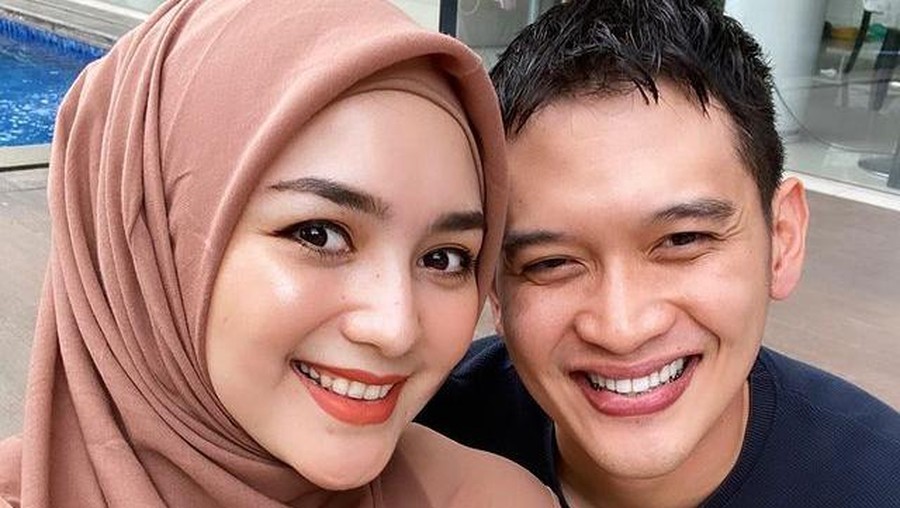 Rumah tangga Rezky Aditya dan Citra Kirana sedang diterpa isu tak sedap. Yuk kita intip kemesraan mereka!