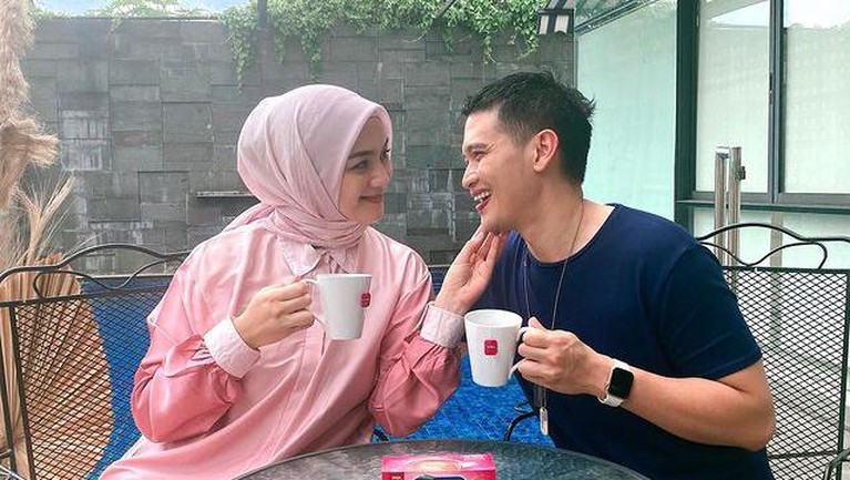 Rumah tangga Rezky Aditya dan Citra Kirana sedang diterpa isu tak sedap. Yuk kita intip kemesraan mereka!