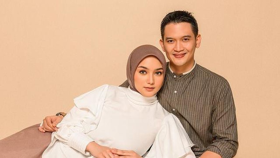 Rumah tangga Rezky Aditya dan Citra Kirana sedang diterpa isu tak sedap. Yuk kita intip kemesraan mereka!