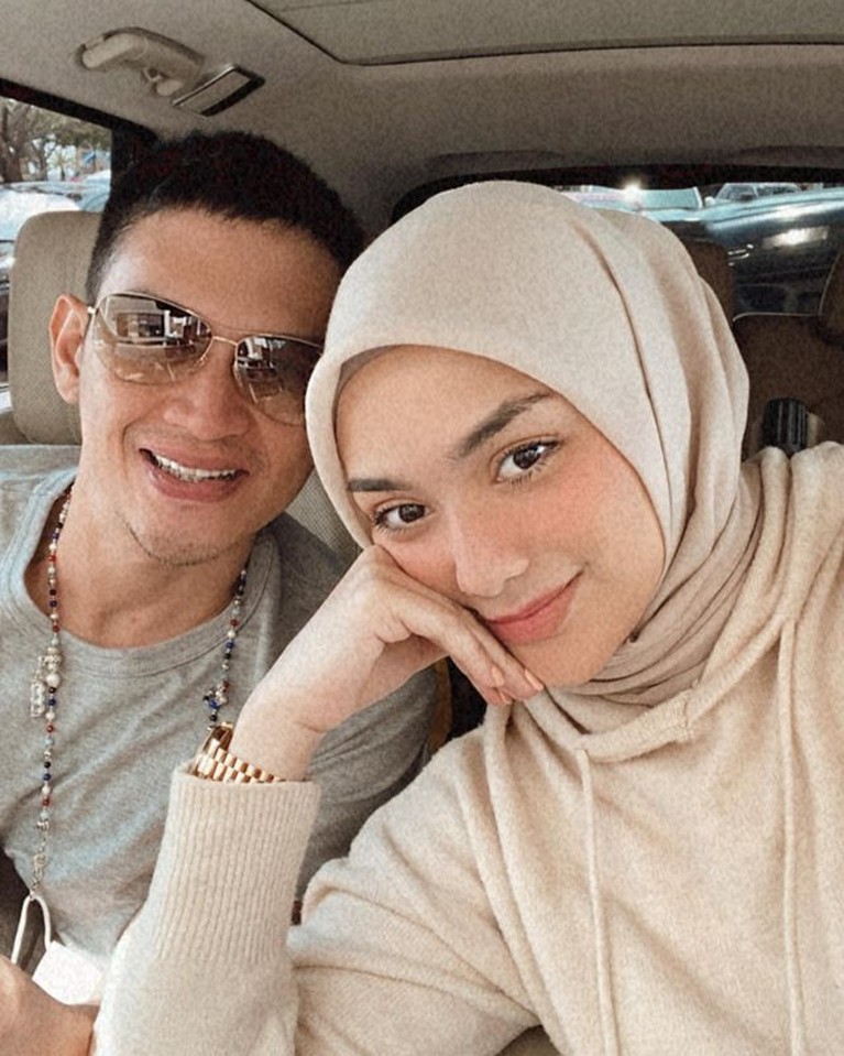 Rumah tangga Rezky Aditya dan Citra Kirana sedang diterpa isu tak sedap. Yuk kita intip kemesraan mereka!