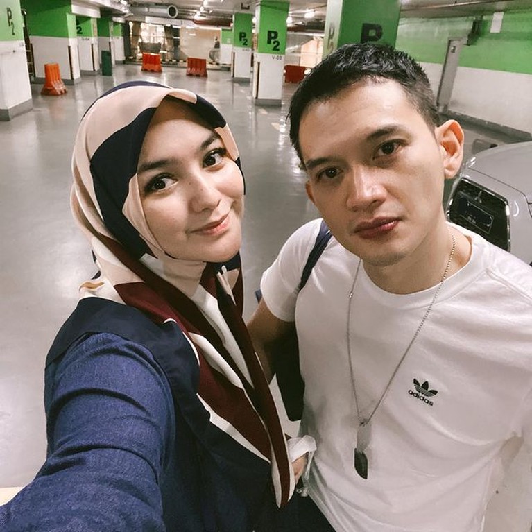 Rumah tangga Rezky Aditya dan Citra Kirana sedang diterpa isu tak sedap. Yuk kita intip kemesraan mereka!