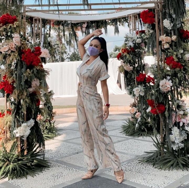 <p>Tak hanya mengenakan dress, pinggang Krisdayanti tampak membuat kaum hawa iri saat mengenakan jumpsuit, Bunda. Dengan latar belakang rangkaian bunga, Krisdayanti terlihat bak anak muda, ya. (Foto: Instagram: @krisdayantilemos)</p>