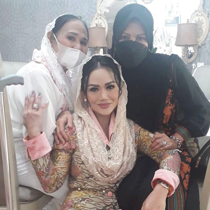 <p>Baru-baru ini penampilan Krisdayanti menjadi sorotan publik, Bunda. Ia membagikan foto dengan pinggang yang ramping dan singset, lho. (Foto: Instagram: @krisdayantilemos)</p>