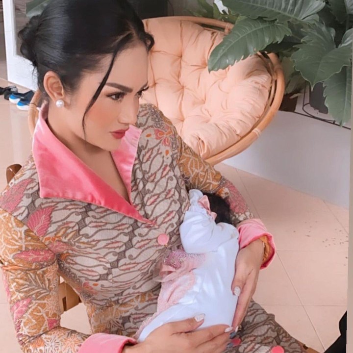<p>Pada sebuah kesempatan, Krisdayanti menghadiri acara aqiqah anak dari saudaranya, Bunda. Dengan dress batik berwarna pink, Krisdayanti tampak mempesona, nih. (Foto: Instagram: @krisdayantilemos)</p>
