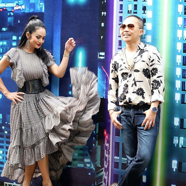 <p>Krisdayanti juga sempat membagikan kegiatannya saat sepanggung dengan rekannya sesama penyanyi, Sandhy Sondoro, Bunda. Dengan mengenakan dress hasil rancangan Barli Asmara, Krisdayanti nampak sangat memukau. (Foto: Instagram: @krisdayantilemos)</p>