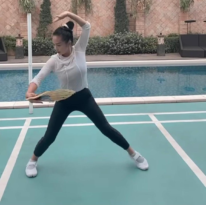 <p>Usut punya usut, ternyata Bunda empat anak ini gemar melakukan olahraga Wushu Taolu, Bunda. Krisdayanti sendiri memfokuskan diri pada jurus kipas, lho. (Foto: Instagram: @krisdayantilemos)</p>