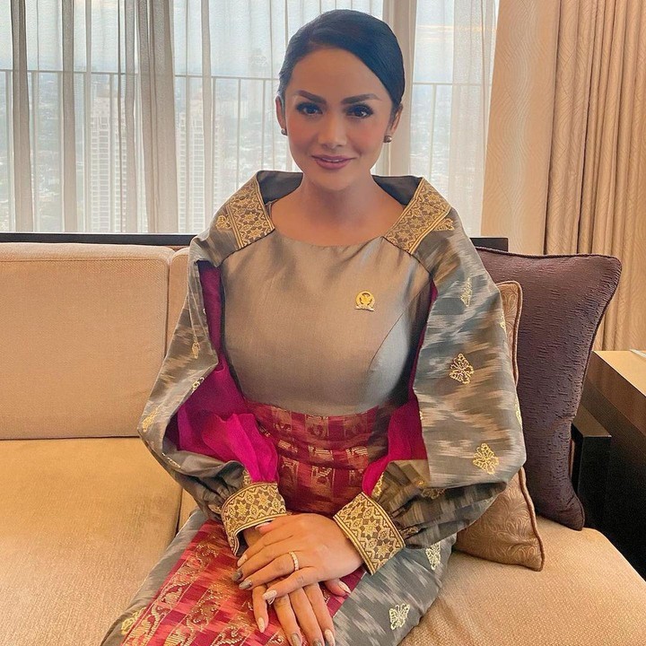 <p>Meski sudah berusia 46 tahun, ternyata pesona Krisdayanti tak pernah padam, Bunda. Ia terlihat anggun dan bercahaya saat mengenakan pakaian yang terbuat dari kain tradisional. (Foto: Instagram: @krisdayantilemos)</p>