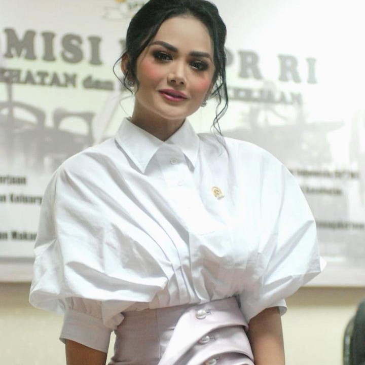 <p>Saat bertugas sebagai wakil rakyat, Krisdayanti tampil cantik dengan kemeja putih berlengan balon, Bunda. Ia juga mengenakan rok high waist yang bikin pinggangnya makin terlihat ramping, lho. (Foto: Instagram: @krisdayantilemos)</p>