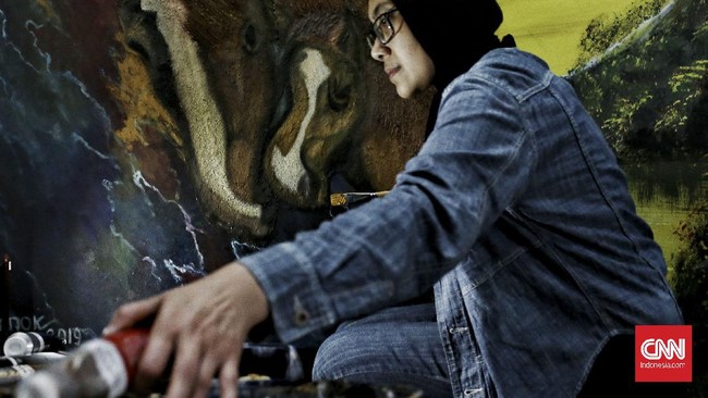 FOTO: Menyulap Limbah Kayu Menjadi Karya Lukis