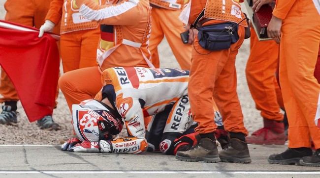 Marc Marquez tampak emosional merayakan kemenangan di MotoGP Jerman, mulai dari bersujud hingga menangis.