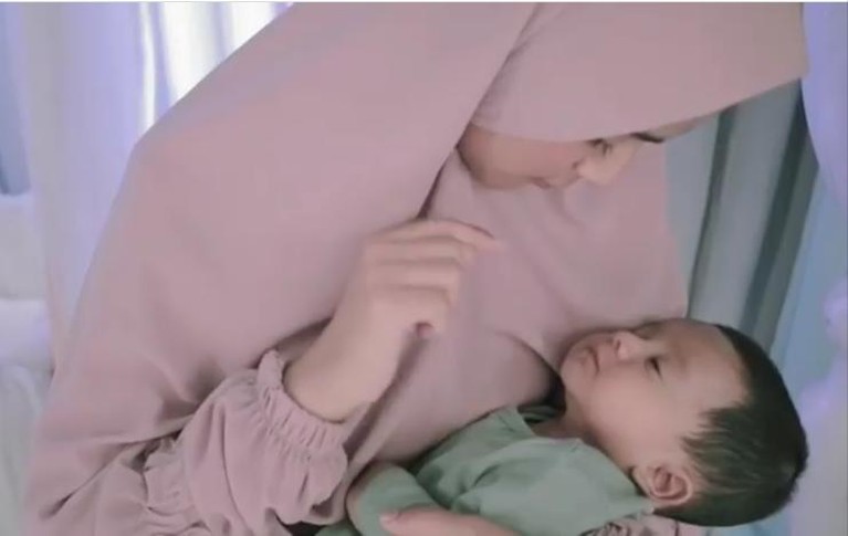 Momen Akikah Baby Syaki Putra Nadya Mustika & Rizky DA Acara syukuran dan akikah Baihaqqi Syaki Ramadhan putra Nadya Mustika baru saja digelar. Rizky DA tampak tak hadir. Yuk kita intip!