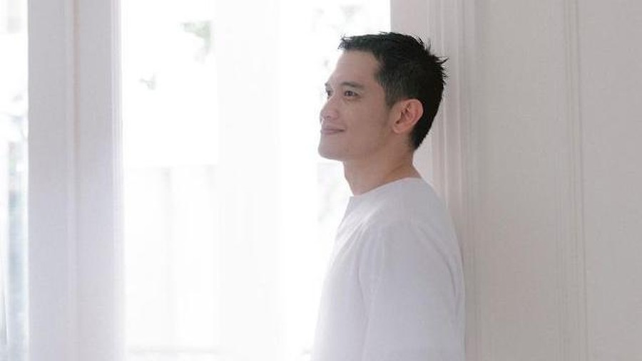 Nama Rezky Aditya ramai diperbincangkan publik karena gugatan yang dilayangkan oleh wanita 'W'. Yuk kita intip potret sang aktor!