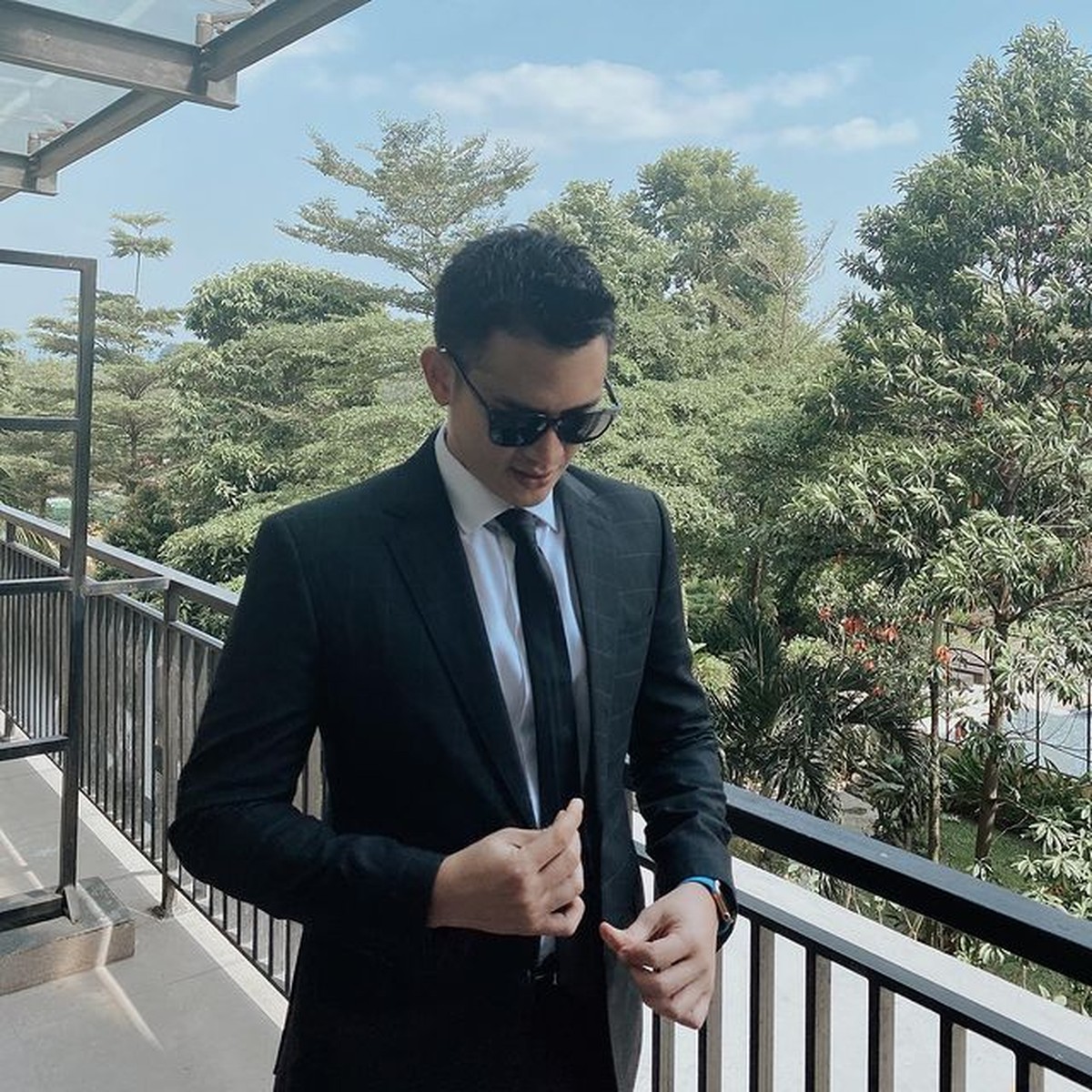 Nama Rezky Aditya ramai diperbincangkan publik karena gugatan yang dilayangkan oleh wanita 'W'&period; Yuk kita intip potret sang aktor&excl;