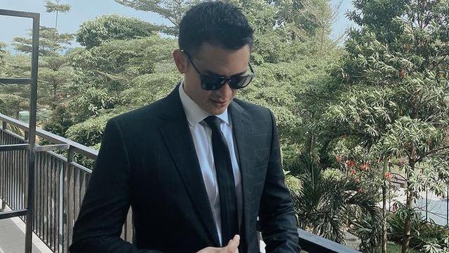 Nama Rezky Aditya ramai diperbincangkan publik karena gugatan yang dilayangkan oleh wanita 'W'. Yuk kita intip potret sang aktor!