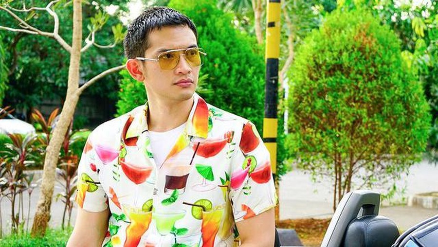Nama Rezky Aditya ramai diperbincangkan publik karena gugatan yang dilayangkan oleh wanita 'W'. Yuk kita intip potret sang aktor!