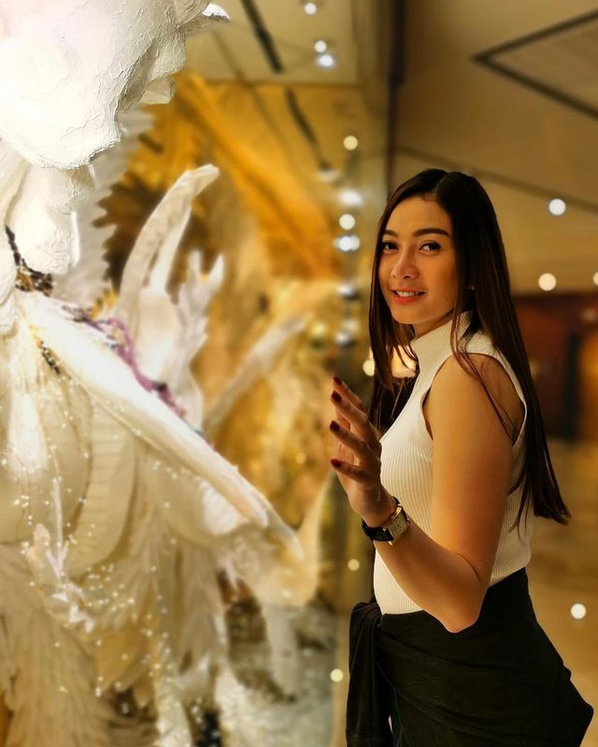 Razer Patricia&comma; mantan tunangan Rezky Aditya tengah disorot karena unggahannya&period; Yuk kita intip potretnnya&excl;