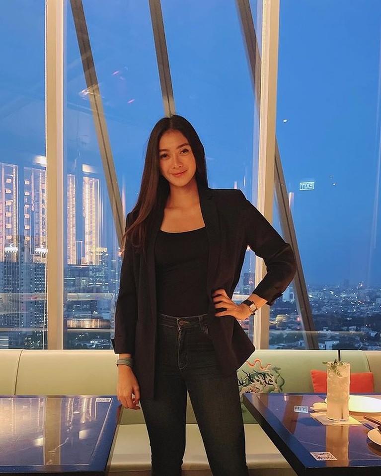 Razer Patricia Mantan Tunangan Rezky Aditya Razer Patricia, mantan tunangan Rezky Aditya tengah disorot karena unggahannya. Yuk kita intip potretnnya!