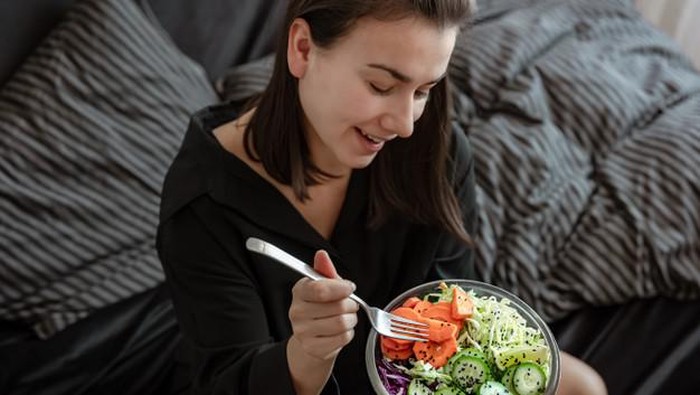 Ketika kamu tidur di malam hari, kadar beberapa hormon dalam tubuh kamu berfluktuasi dan ini bisa mengubah nafsu makan kamu.
