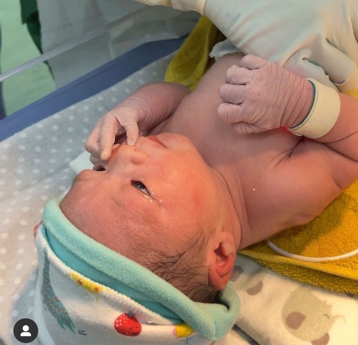 Baby Arshaka lahir pada hari Minggu (20/6/2021), tepatnya pukul 13:28 WIB, dengan berat badan 3045 gram dan panjang 48,5 cm. (Sumber: instagram.com/arshaka_mbayang)