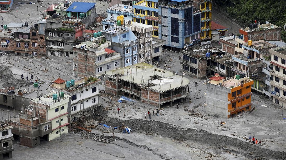 FOTO: Tebal Lumpur Menimbun di Nepal Pascabanjir Bandang