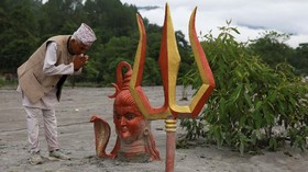 FOTO: Tebal Lumpur Menimbun di Nepal Pascabanjir Bandang
