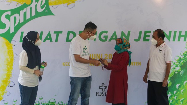 Coca-Cola Indonesia dengan brand Sprite melalui Project #LihatDenganJernih telah menyerahkan bantuan kacamata berbahan dasar daur ulang ke Banten dan Bali.