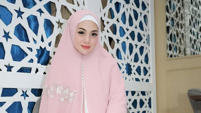 Artis Celine Evangelista pakai cadar.