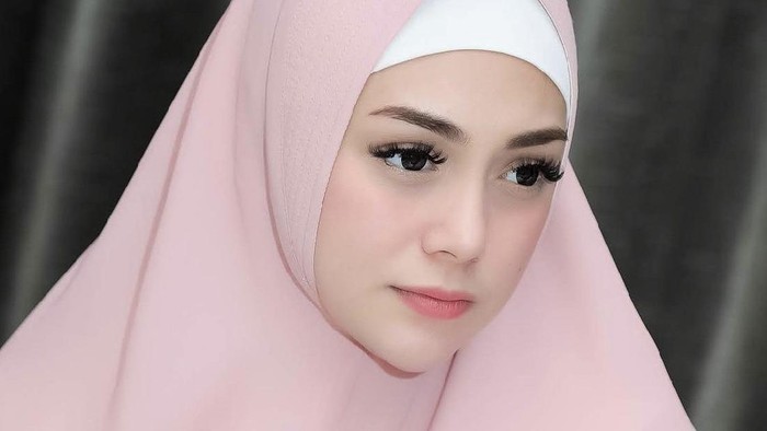 Artis Celine Evangelista pakai cadar.